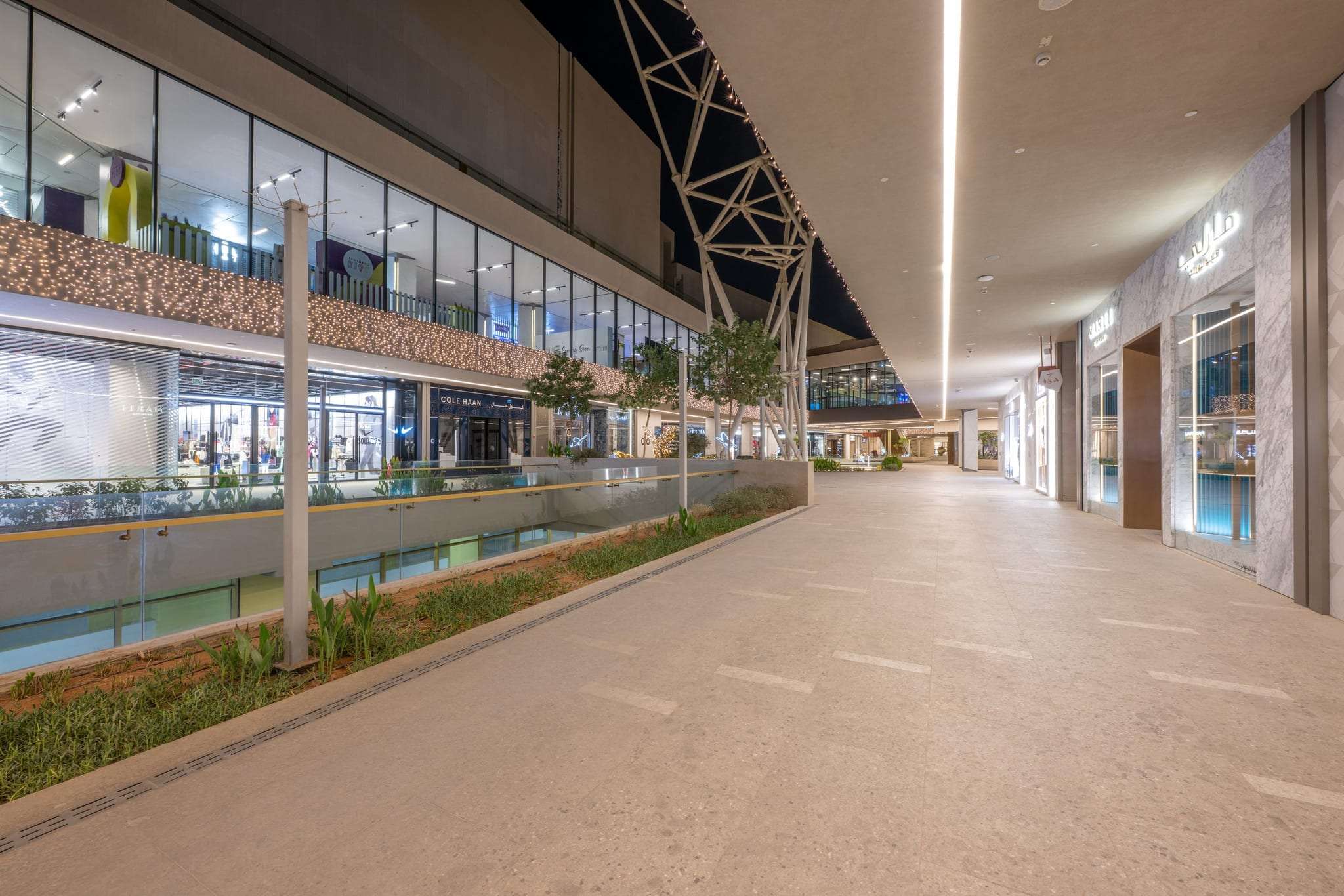 Solitaire Mall — photograph 8 of 17